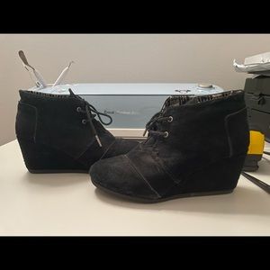 Size 6 Black Toms Suede Booties